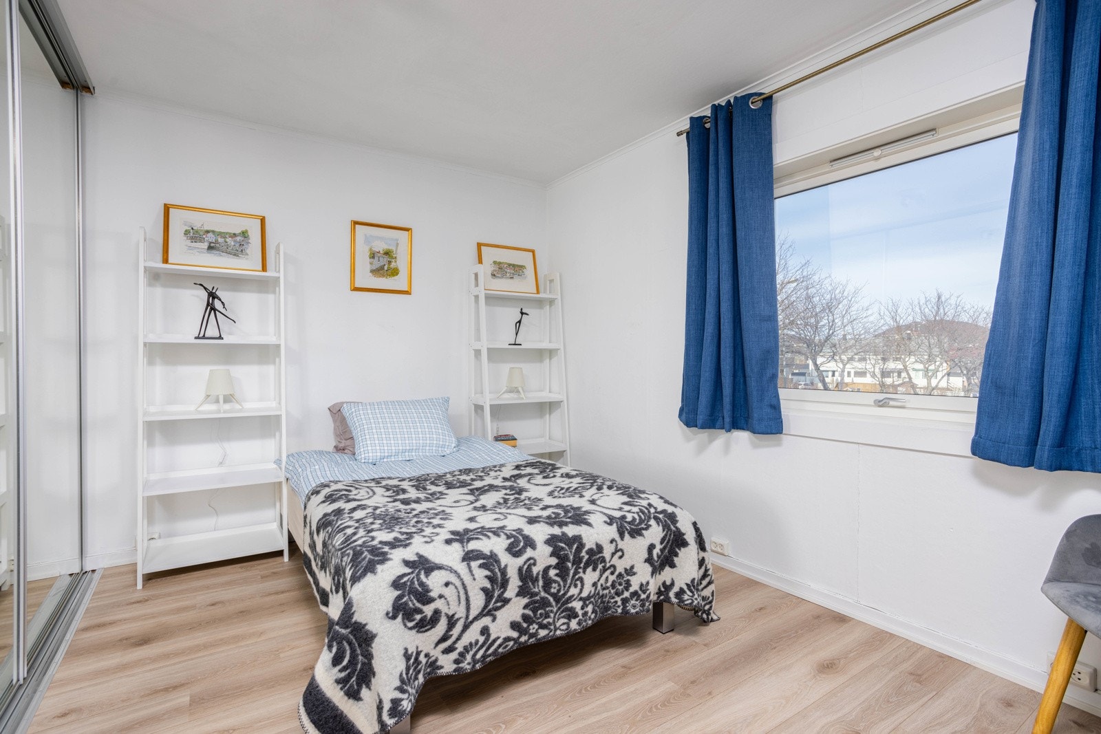 Hovedsoverommet er av god størrelse med stor skyvedørsgarderobe. Galleribilde