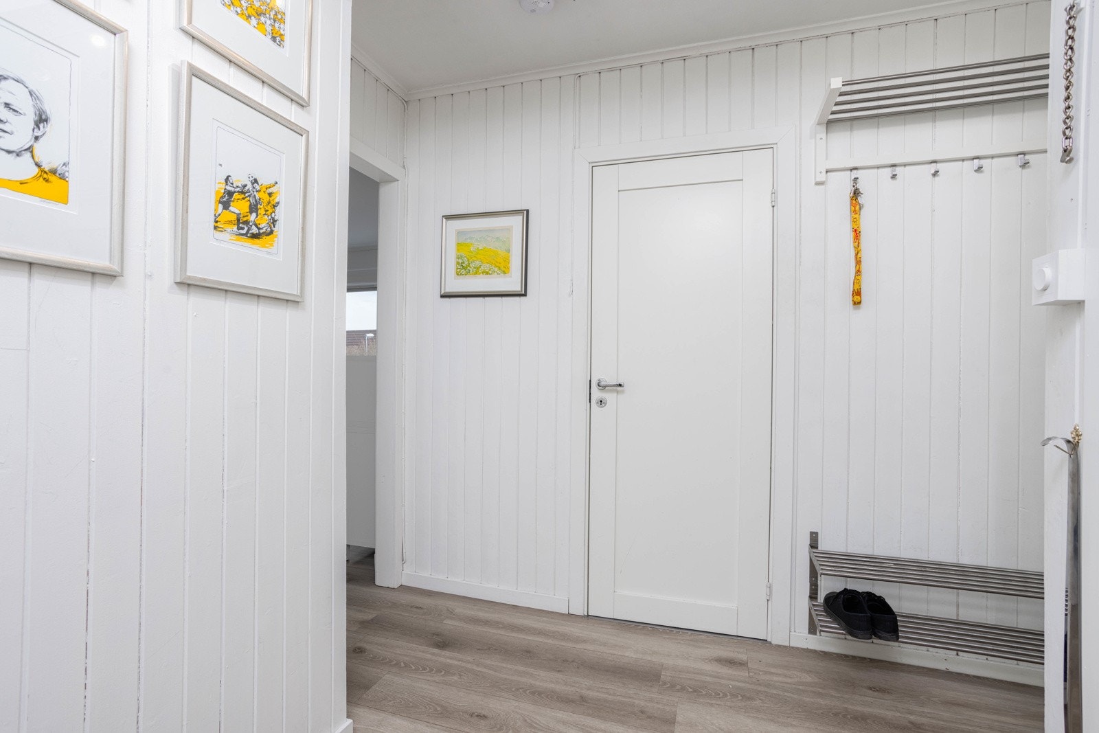 God plass til oppheng på vegg og skyvedørsskap. Galleribilde