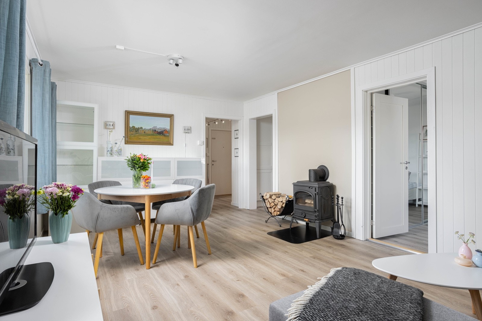 Du føres pent videre til en stor og åpen stue. Vedovn for behagelig varme på vinteren. Galleribilde