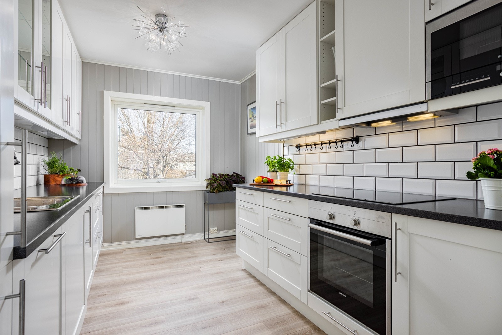 Fra stuen ankommer du et tidløst og stilrent kjøkken som ble renovert i 2011. Galleribilde