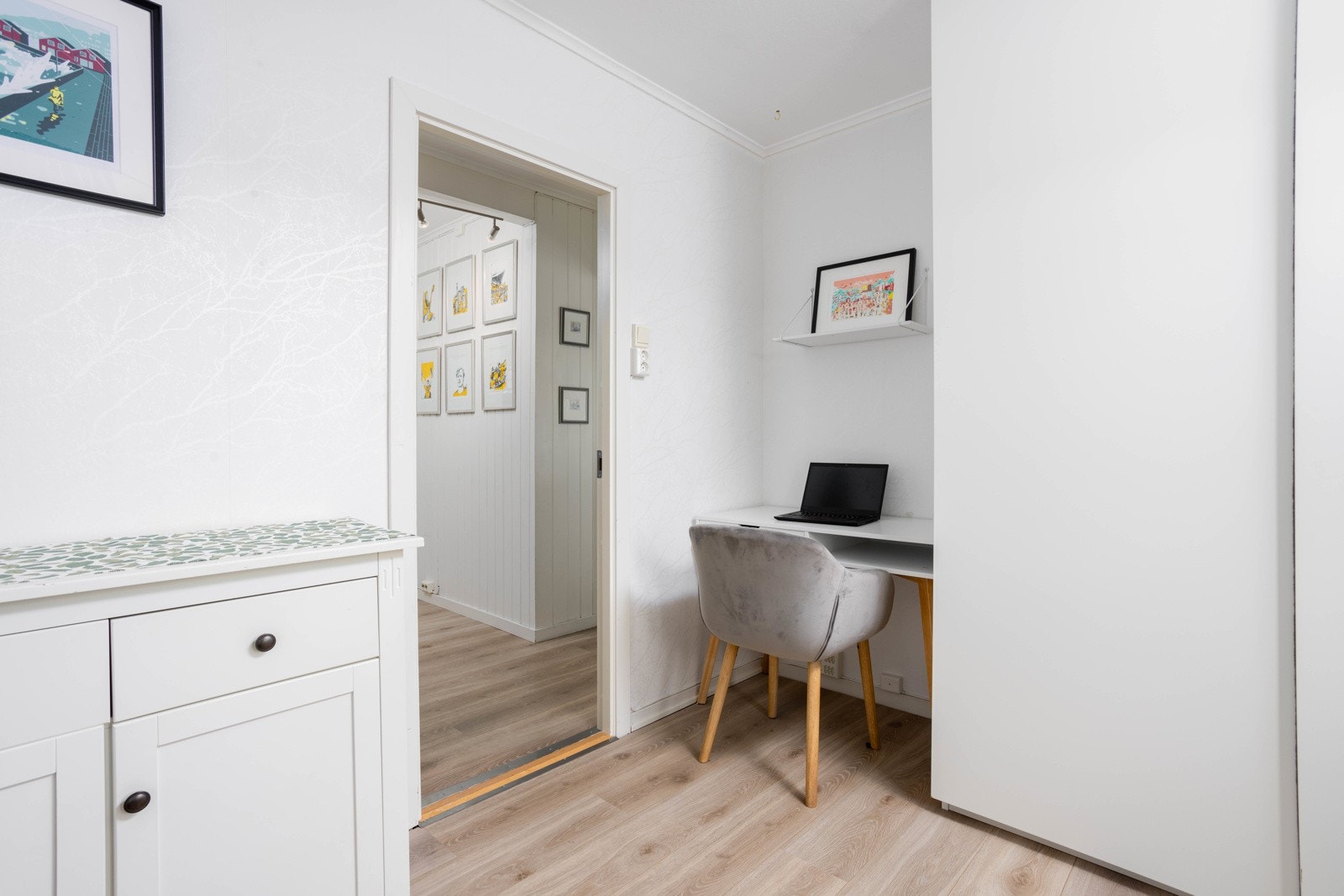 Soverom nr. 2 fortsetter stilen med lyse vegger og moderne gulv. Galleribilde