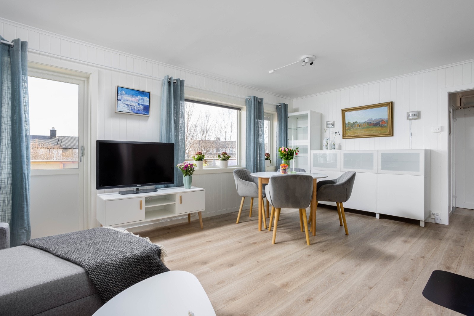 Pene vindusflater rettet mot hagen slipper inn rikelig med naturlig sollys. Galleribilde