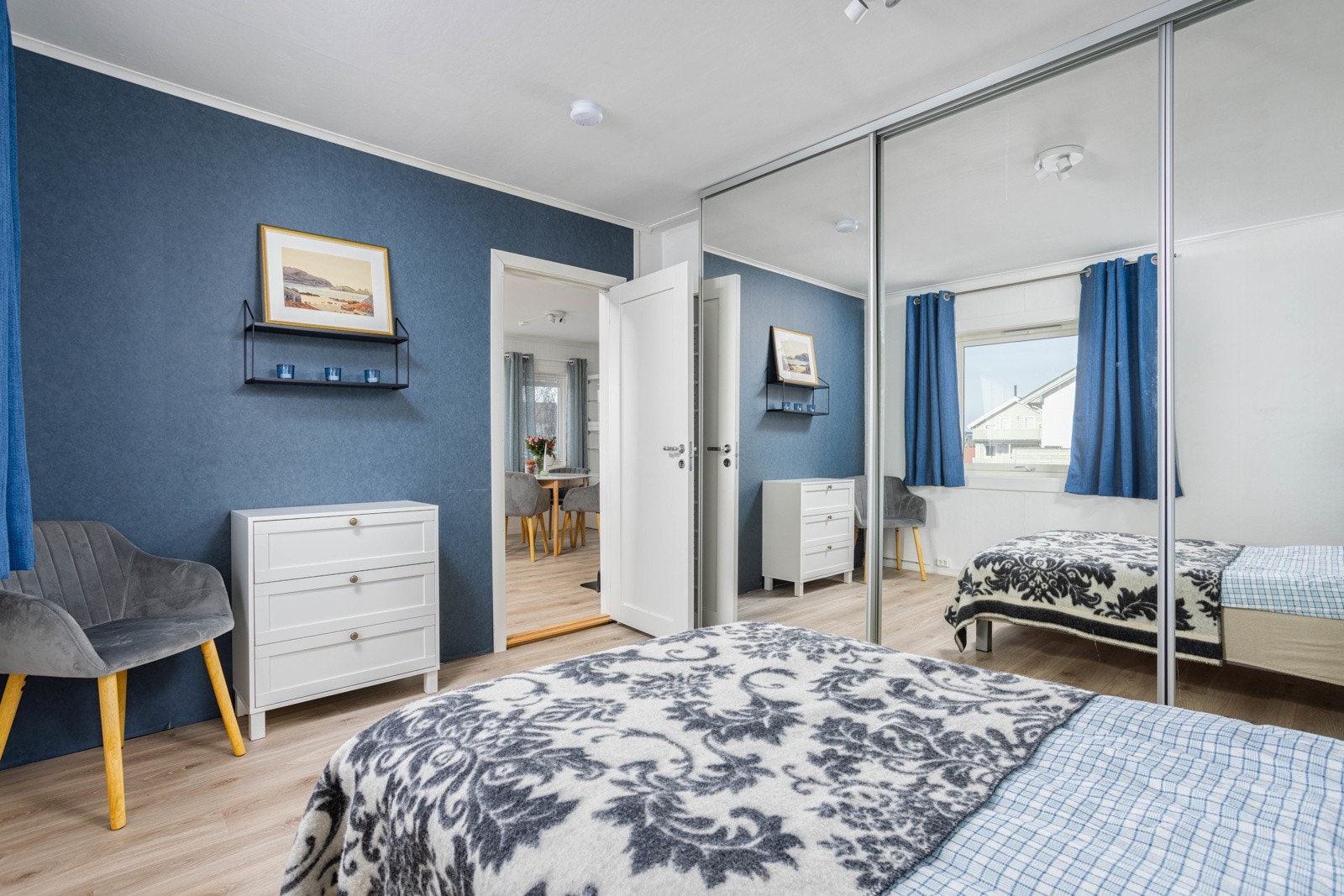 Speilfronter gir gode muligheter for å sjekke dagens kleesvalg! Galleribilde