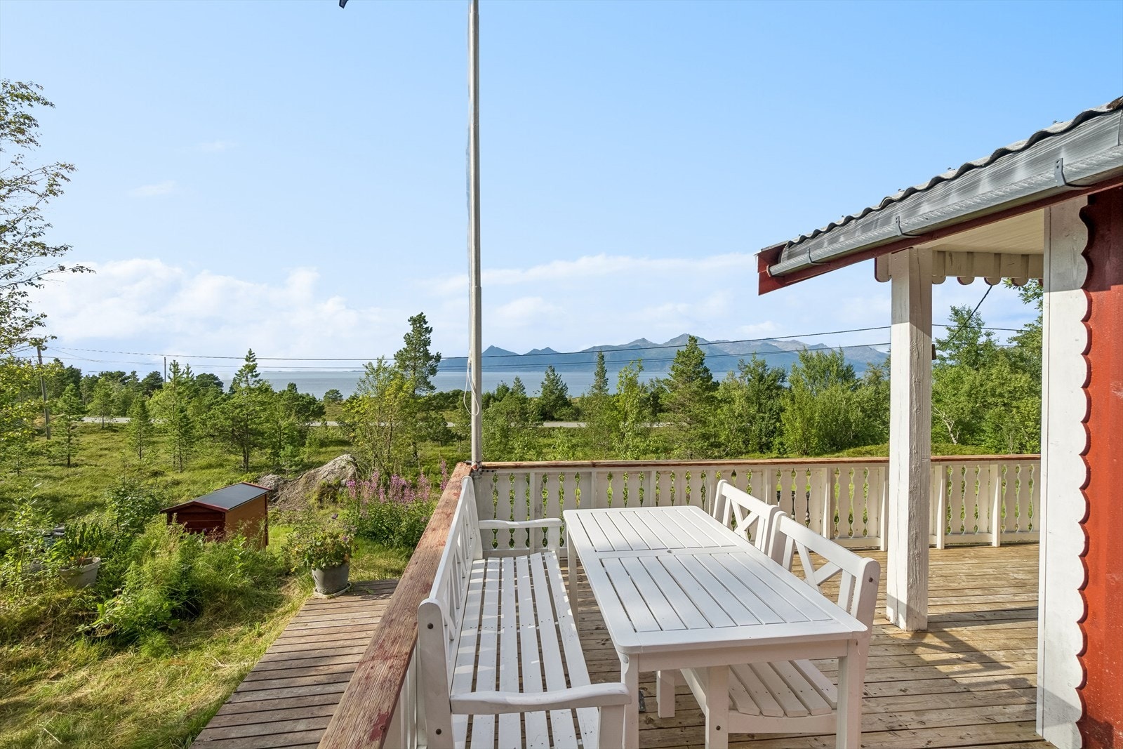 Legg merke til den fantastiske utsikten over sjøen og Steigen i det fjerne Galleribilde