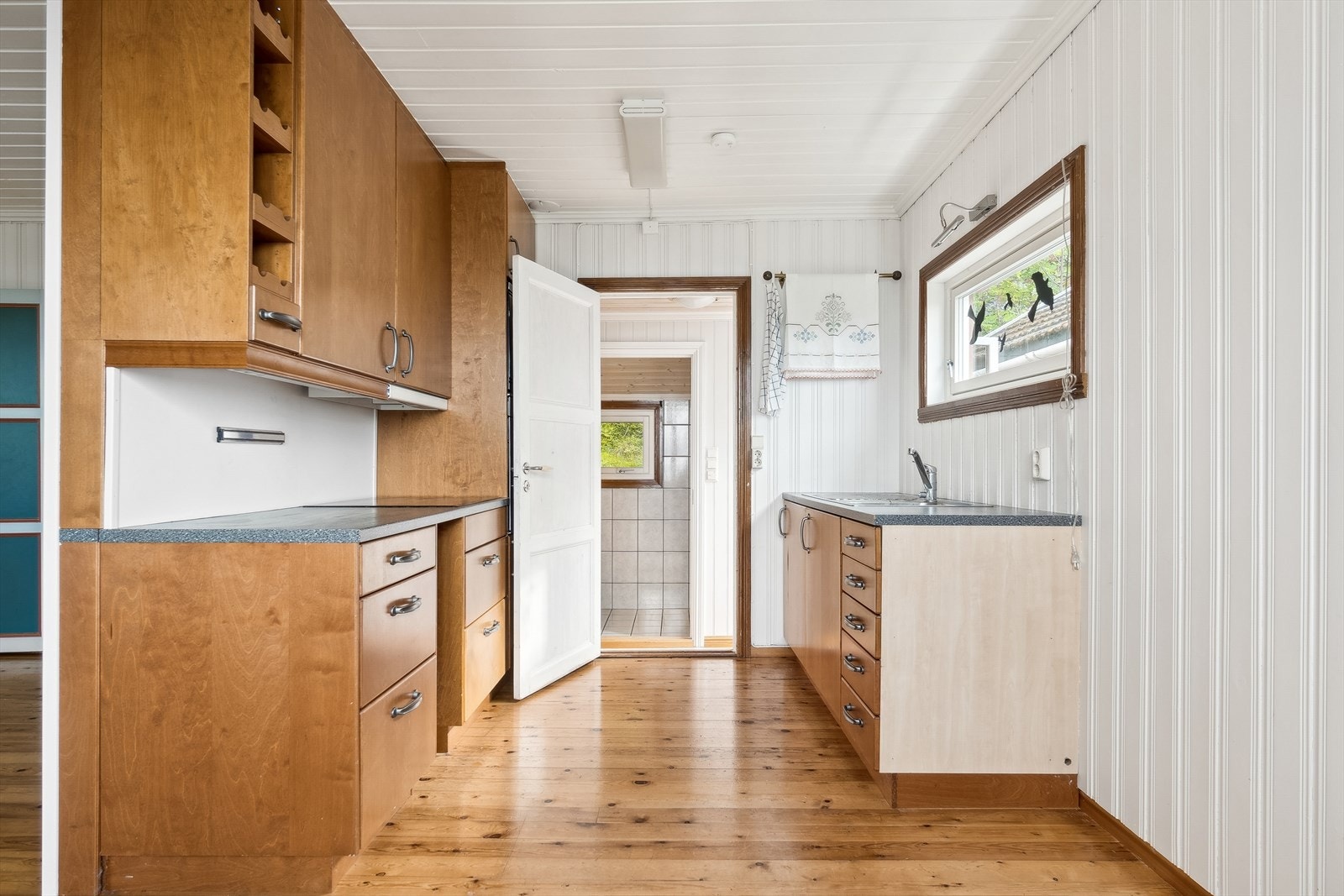 Det er integrert stekeovn, koketopp og mikrobølgeovn som medfølger salget - Over koketoppen er det kjøkkenventilator med avtrekk ut. Galleribilde