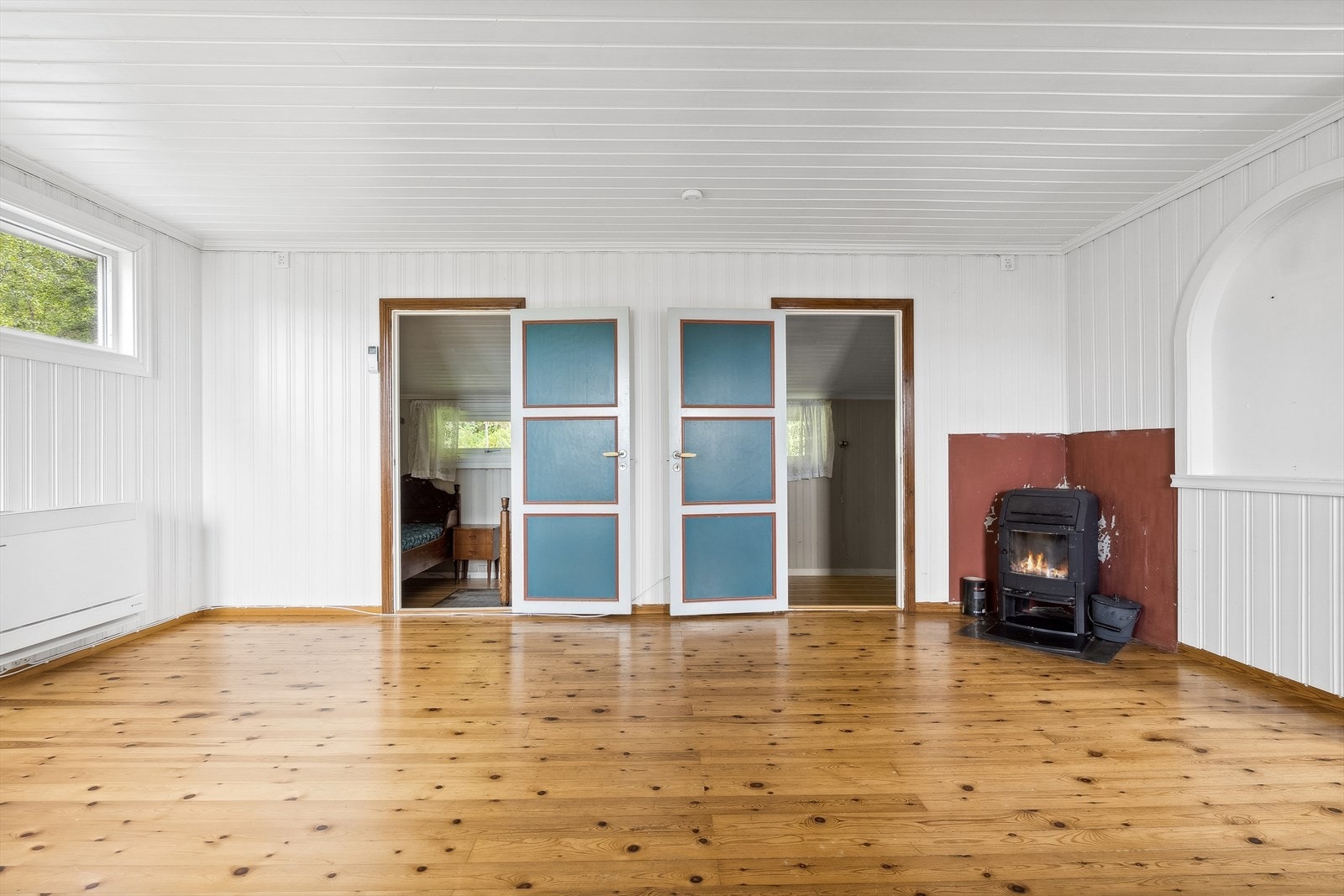 Rommet er utstyrt med vedovn som gir rask oppvarming på kalde vinterdager - Det er også etablert varmepumpe for mer stabil og energivennlig varme Galleribilde