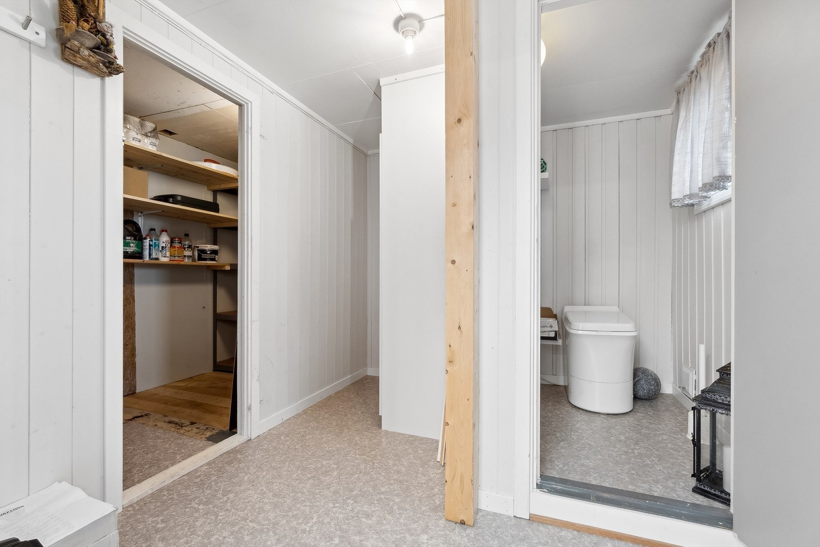 Uthuset ligger like ved hytten og består av boder og toalettrom Galleribilde