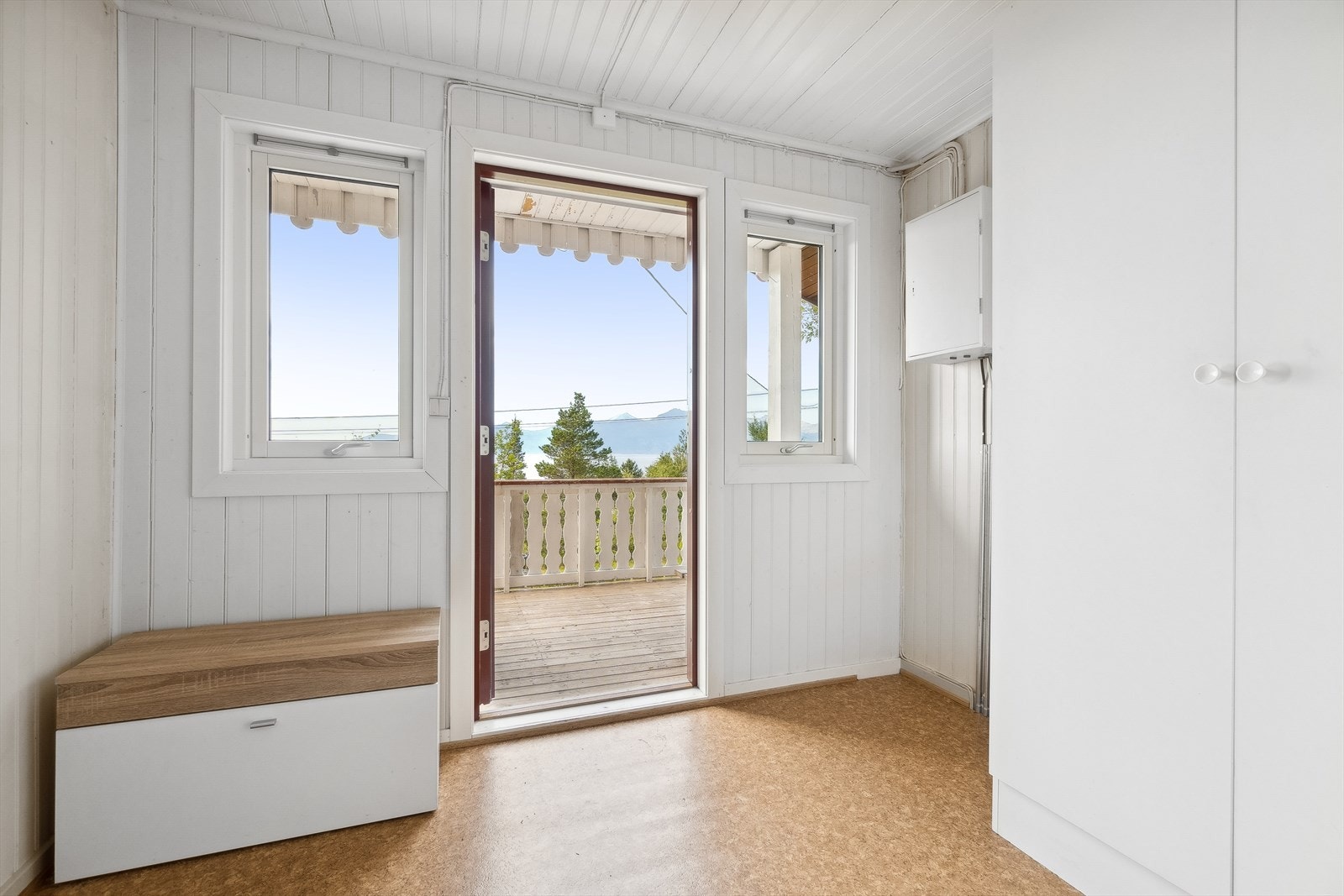 Du ønskes velkommen inn i en lys og hyggelig entrè med god plass til oppbevaring av yttertøy Galleribilde