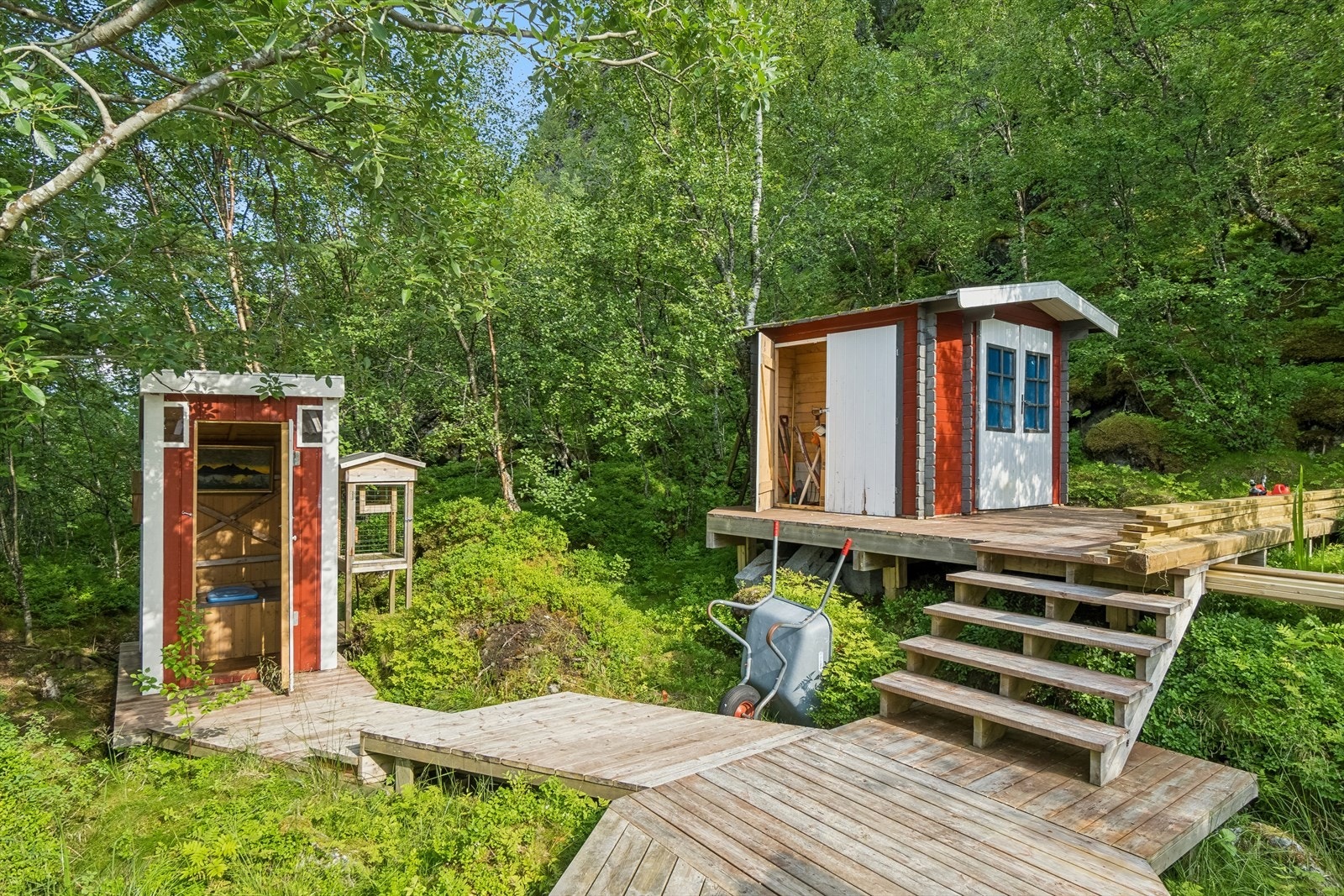 Det er laget platt frem til både uteboden og utedoen Galleribilde