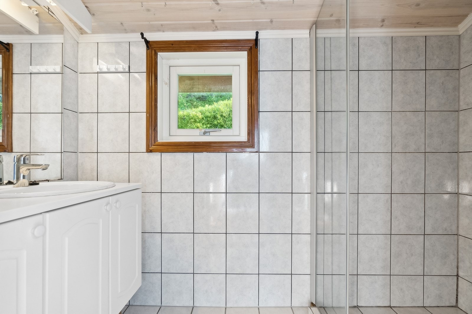 Badet ble etablert i ca. 2010 med flislagte overflater og elektriske varmekabler Galleribilde