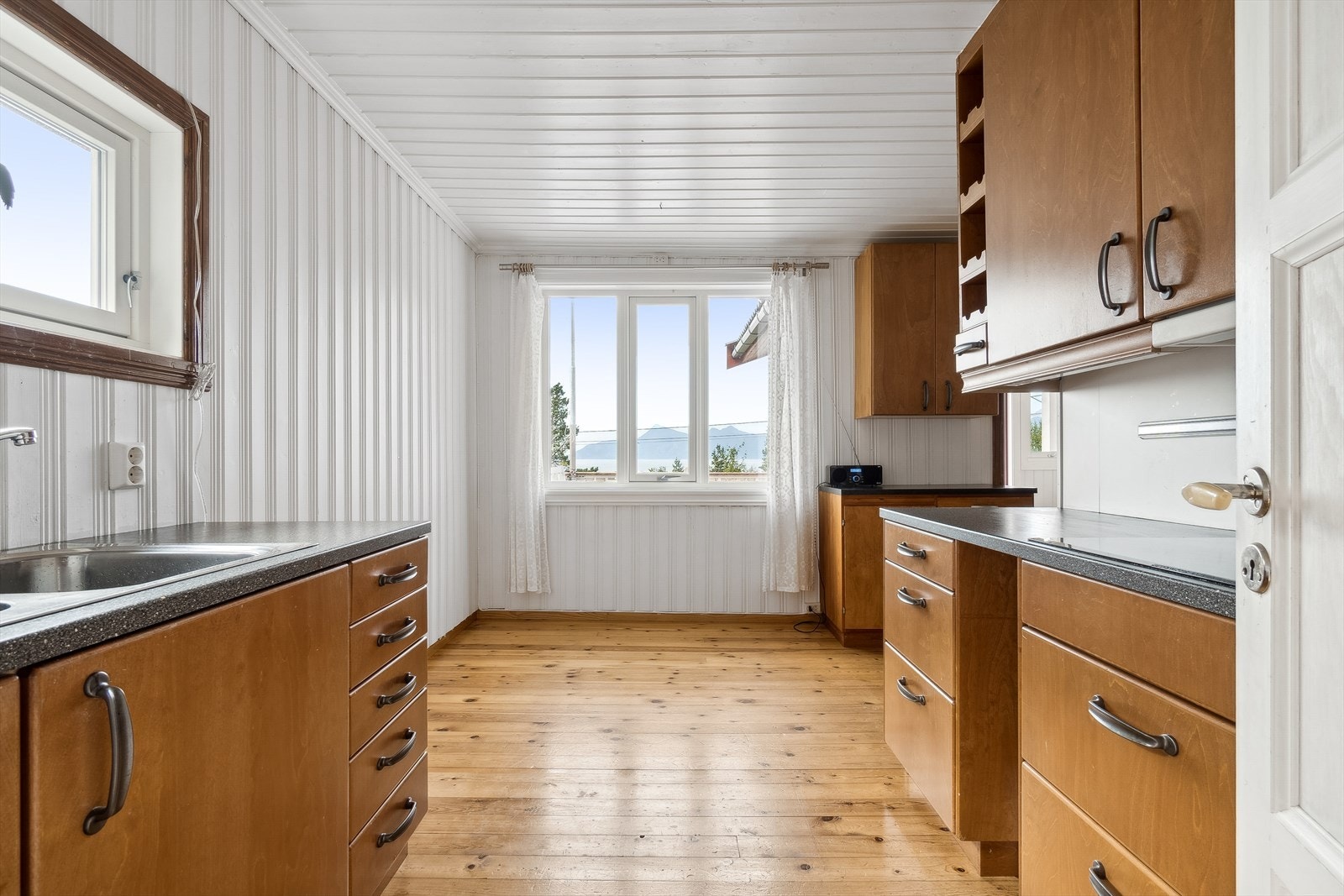 Hytten har innlagt helårsvann fra felles brønn og utslipp av gråvann til terreng (foreligger ikke utslippstillatelse) Galleribilde