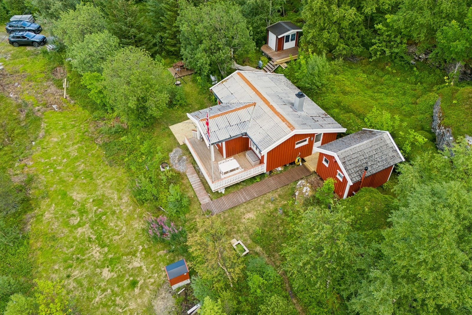 Det er etablert terrasse og plattinger på flere sider slik at en kan flytte seg etter solen utover dagen Galleribilde