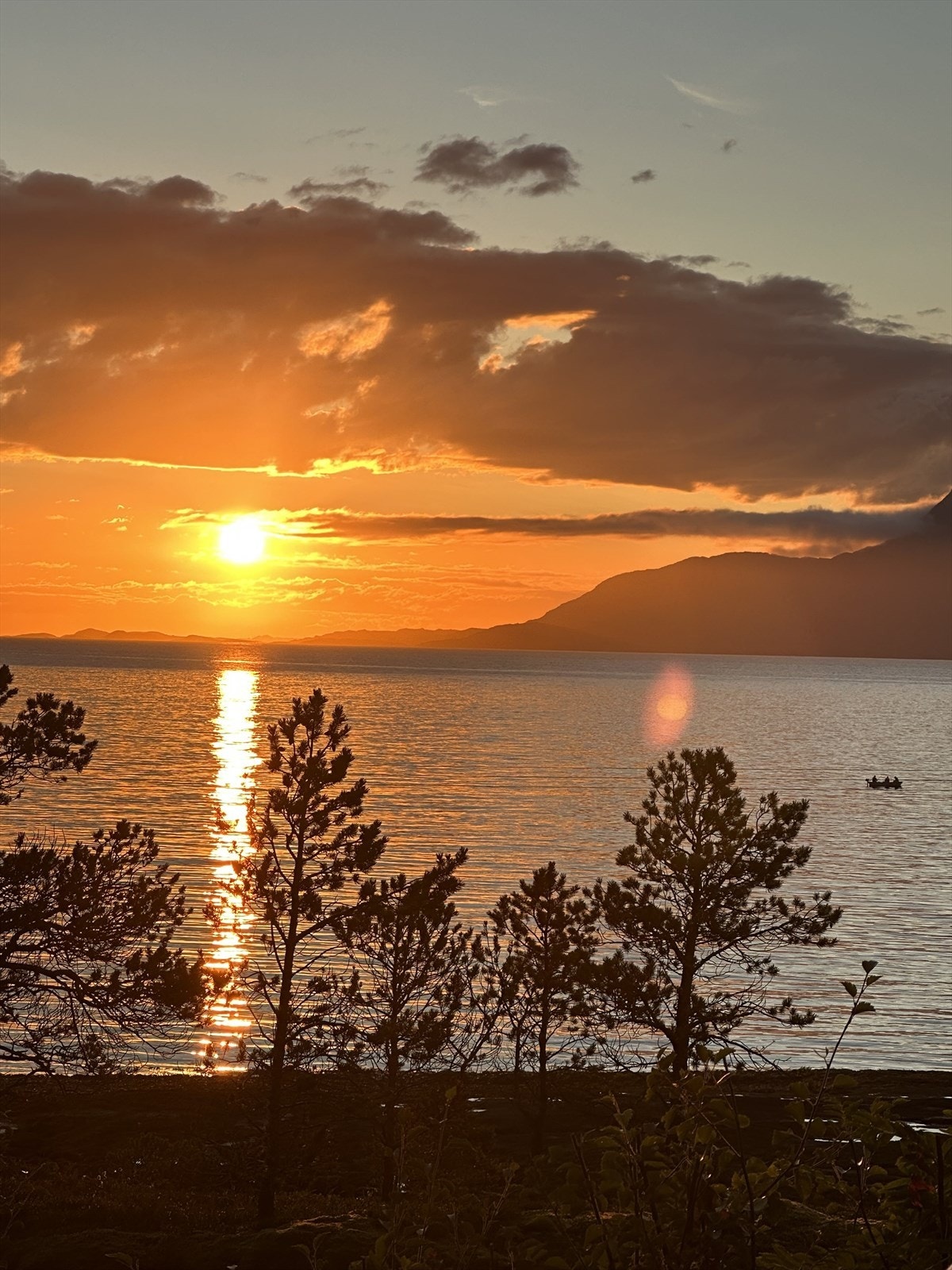 Privat foto - Her får du solen helt til den går ned bak fjellene i det fjerne Galleribilde