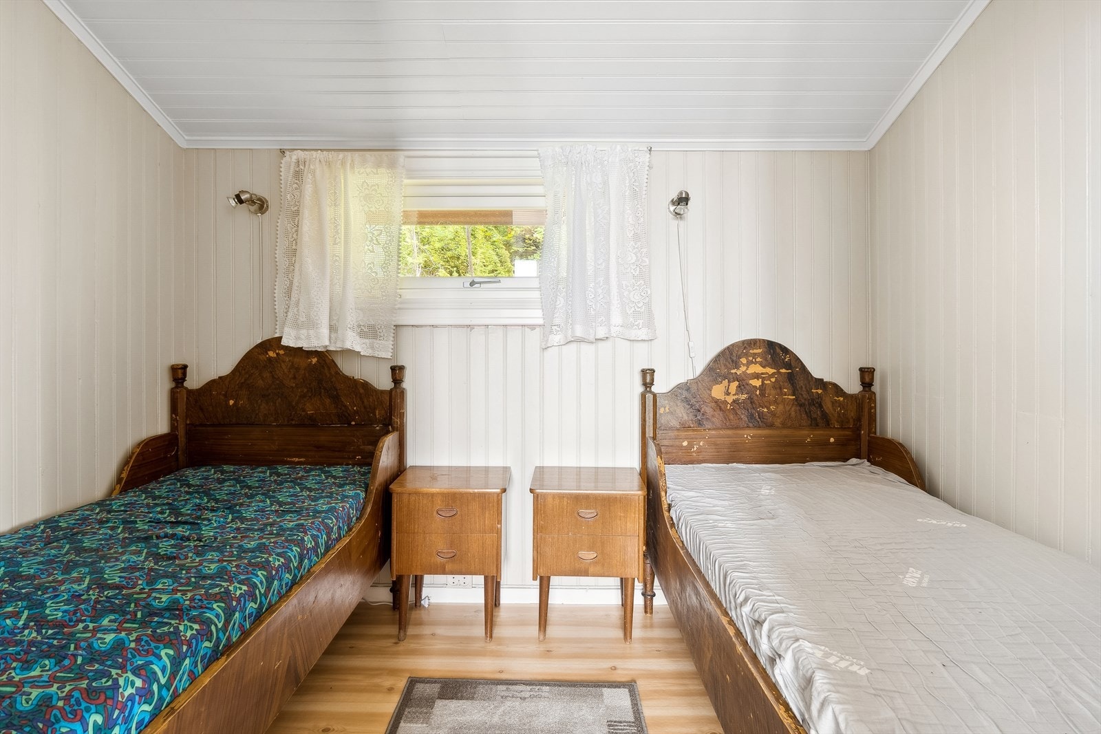 Hytten har to gode soverom - Det ene rommet et møblert med to enkeltsenger (medfølger) og på det andre får du fint plass til dobbeltseng Galleribilde