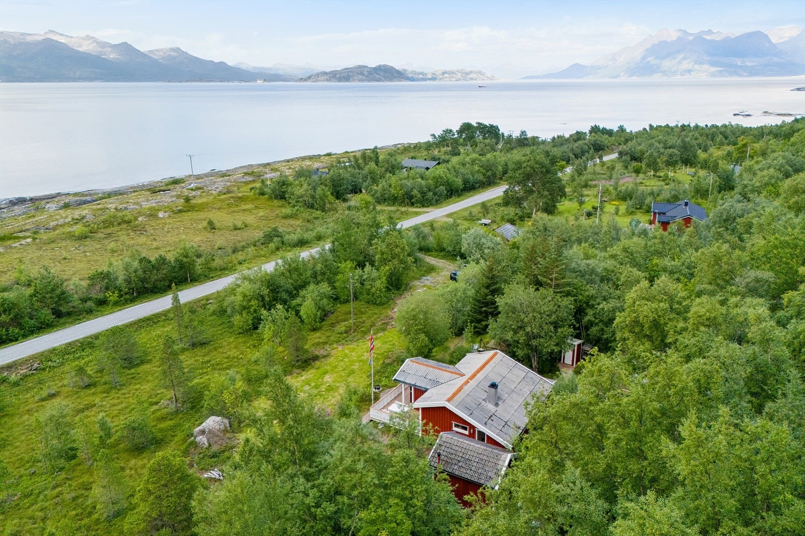 DNB Eiendom v/Bjørn Harald Sandvik presenterer en koselig fritidseiendom på attraktive Kjerringøy, nærmere bestemt på Eide Galleribilde