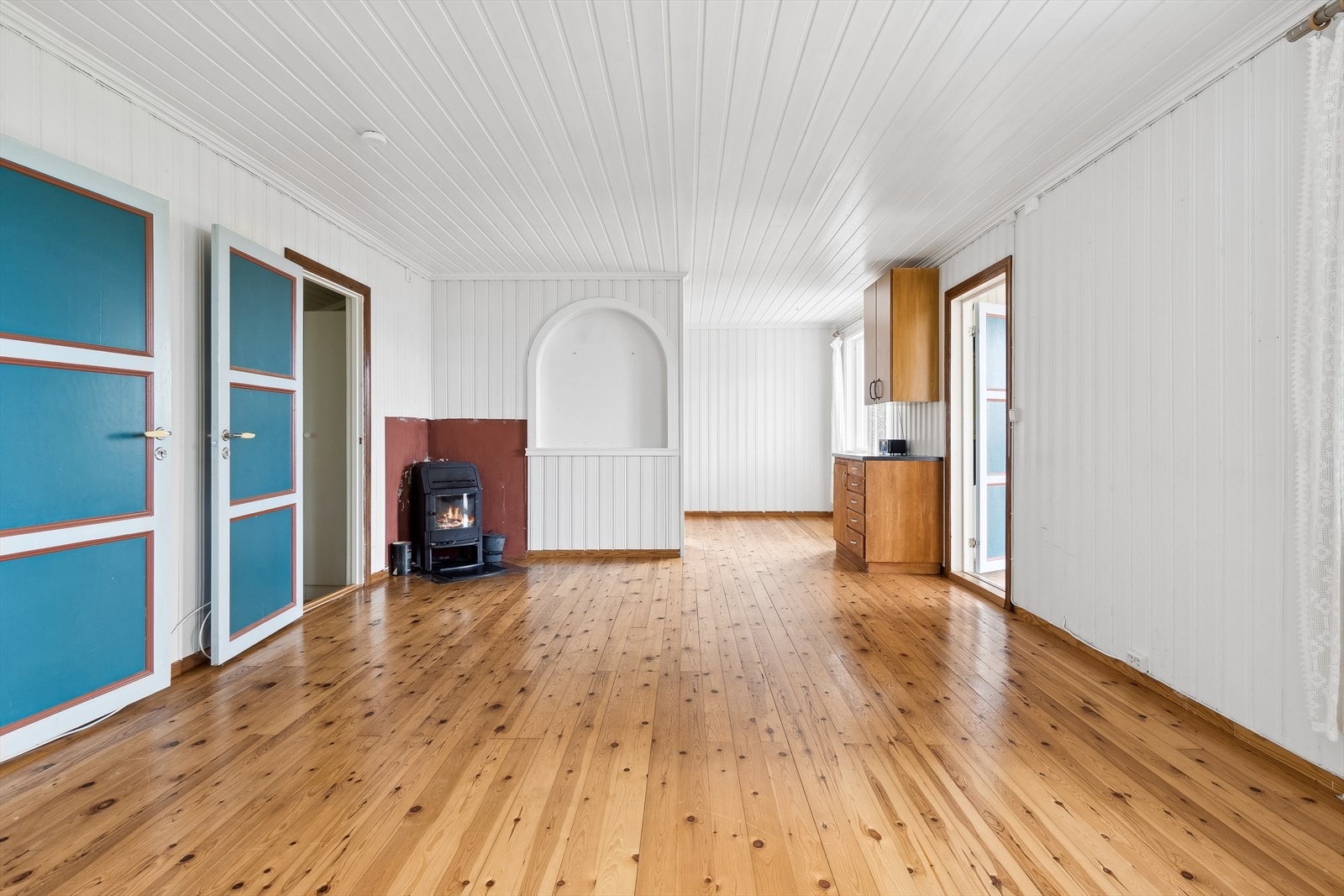 Stuen har en møbleringsvennlig utforming og flere gode vindusflater som slipper inn godt med dagslys Galleribilde