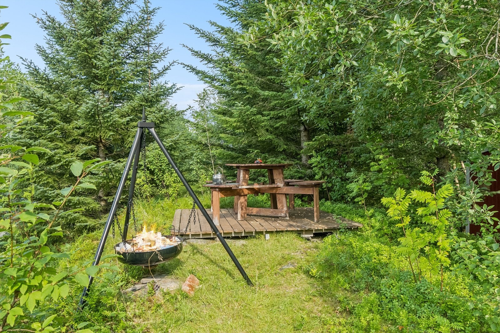 Koselig grillplass etablert på tomten Galleribilde