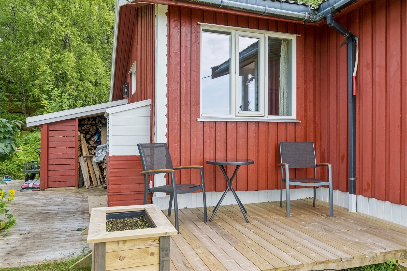 Plattinger på nord/østsiden av hytta Galleribilde