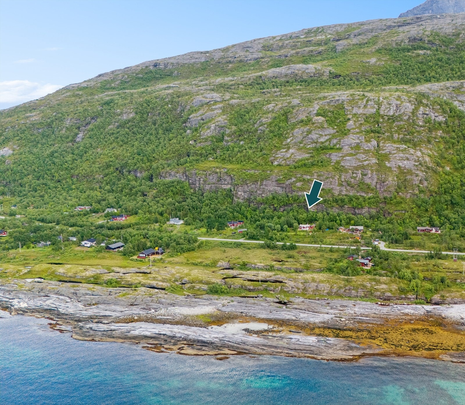 Koselig felt med spredt hyttebebyggelse på begge sider av hovedveien Galleribilde