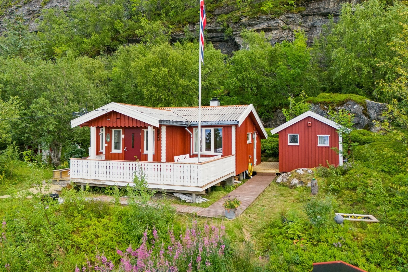 Hytten ligger usjenert til på en stor tomt og har tilhørende uthus m/Cinderella toalett, utvendig bod og utedo/bod Galleribilde