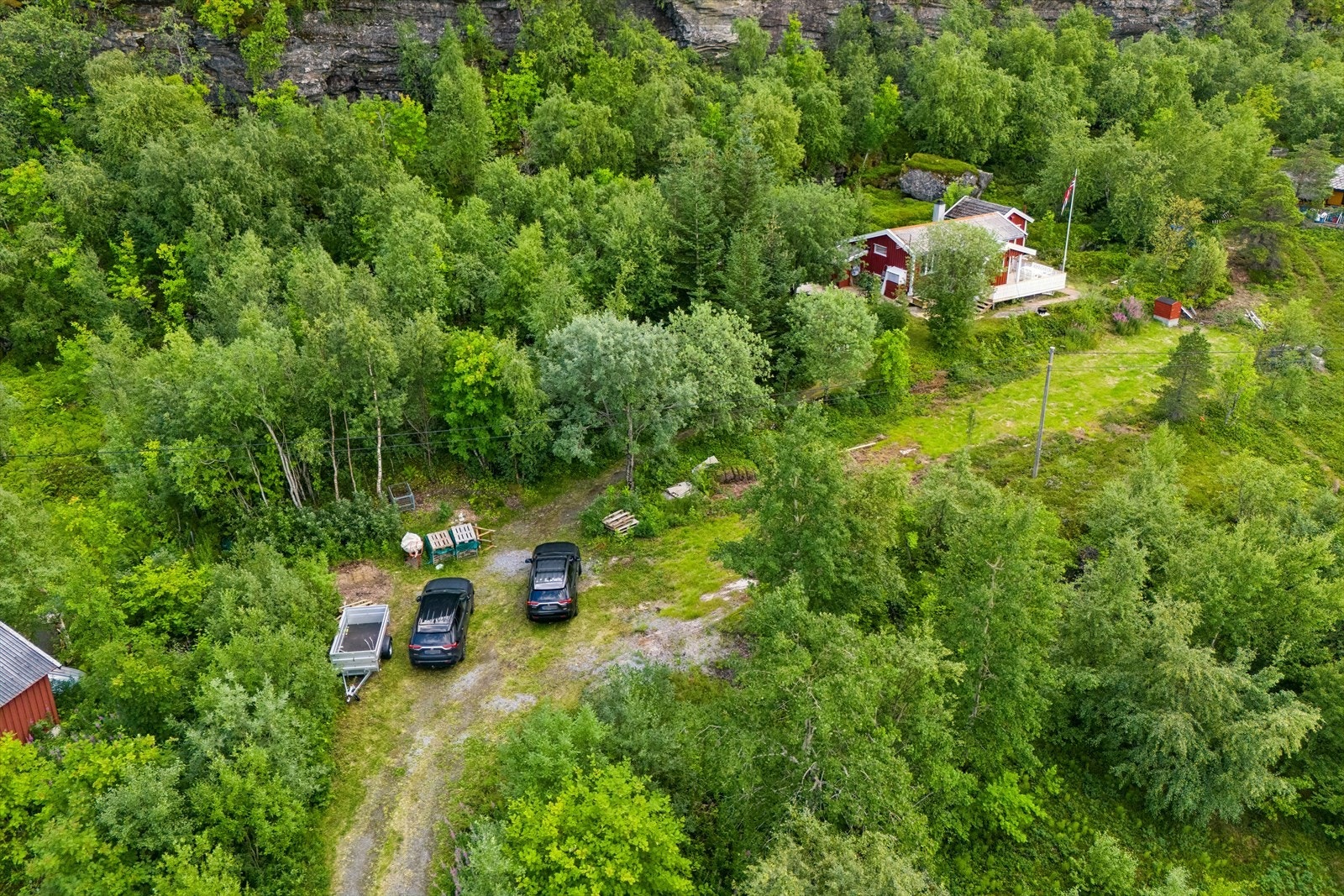 Perfekt hytteavstand fra Bodø med ca. 1 times kjøring inkl. ferge - Det er parkering på egen tomt og videre adkomst via sti opp til hytten Galleribilde