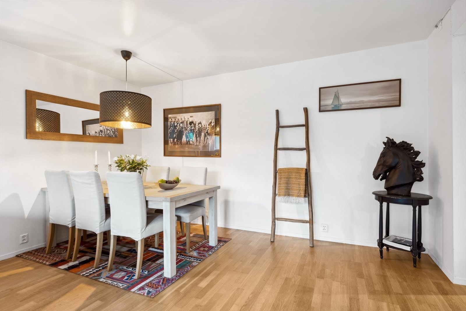 Stuen er av god størrelse med plass til å innrede flere soner Galleribilde