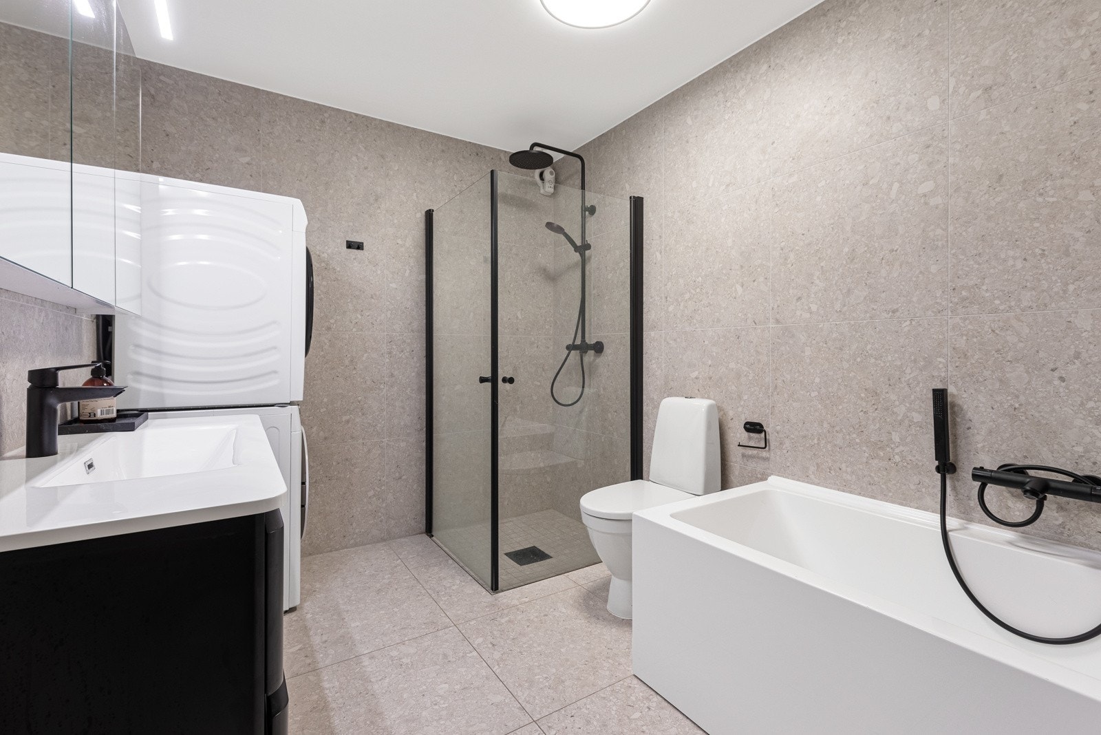 Badet er totalrenovert i 2023 og fremstår som moderne og tiltalende. Galleribilde
