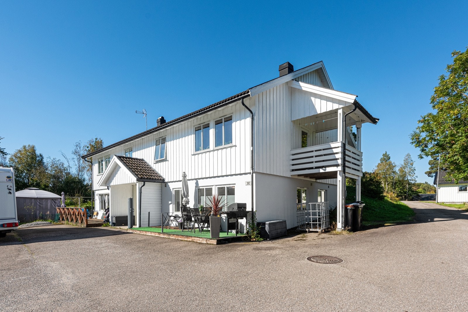 Stor felles gårdsplass hvor denne leiligheten disponerer to biloppstillingsplasser. Galleribilde