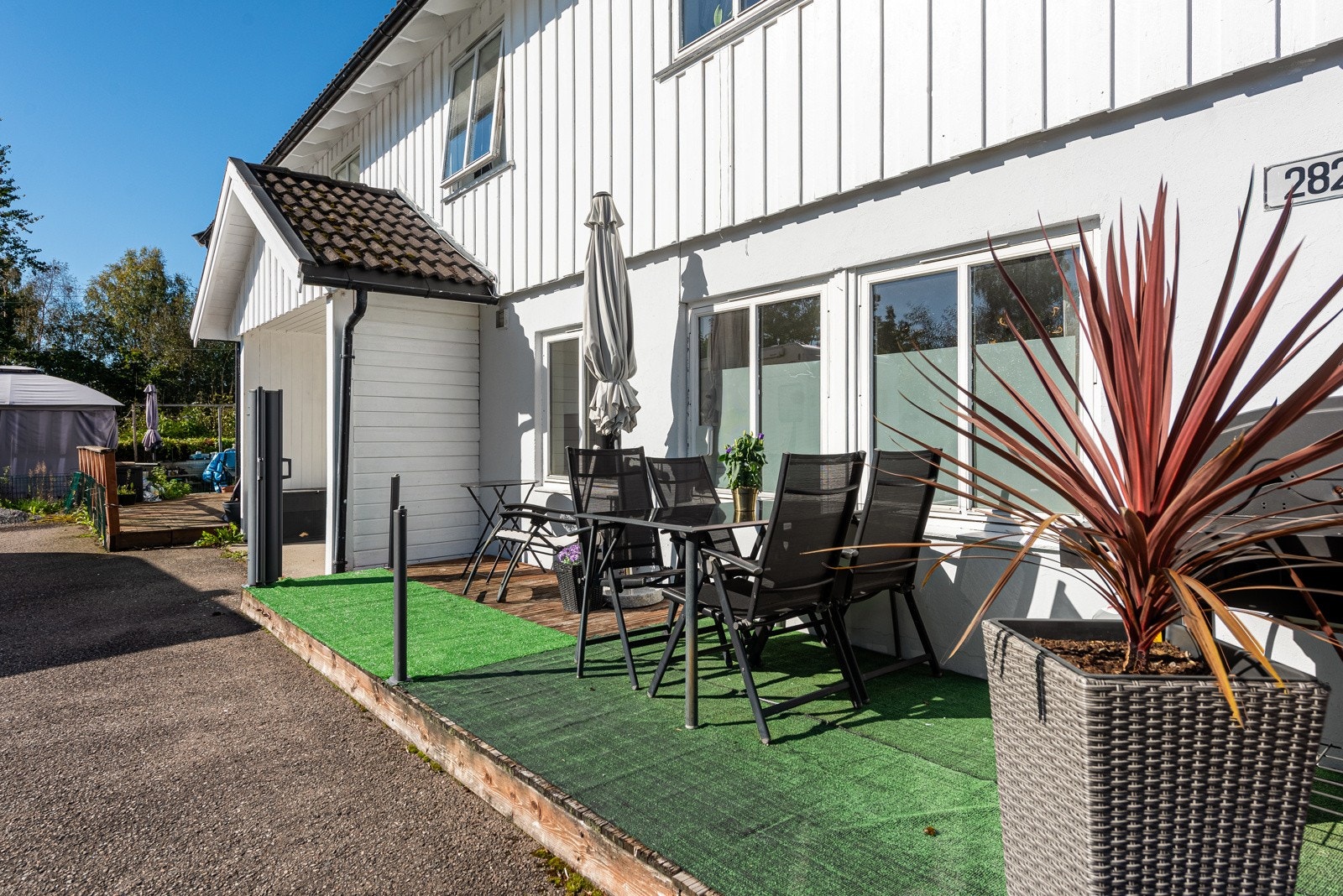 Terrassen på 12 kvadratmeter byr på et lyst og trivelig uterom, takket være dens sørvendte plassering og store vindusflater fra stuen Galleribilde