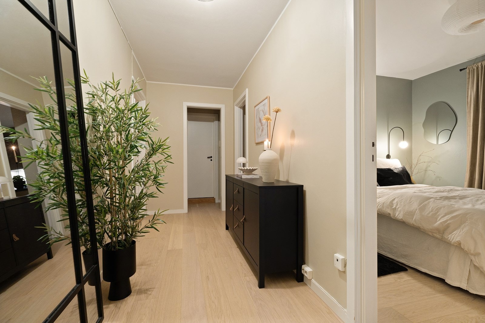 Entré med plass til tøy og sko. Det er callinganlegg og god plass til oppheng av yttertøy med plass til kommodeløsning Galleribilde