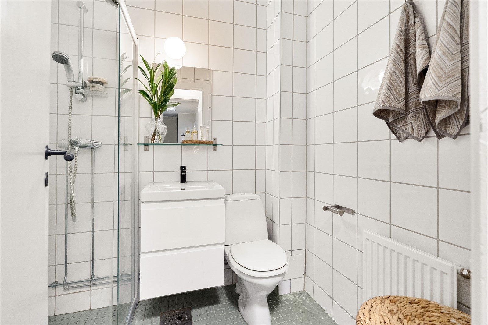 Pent flislagt bad pusset opp i regi av borettslaget. Det opplegg for vaskemaskin. Galleribilde
