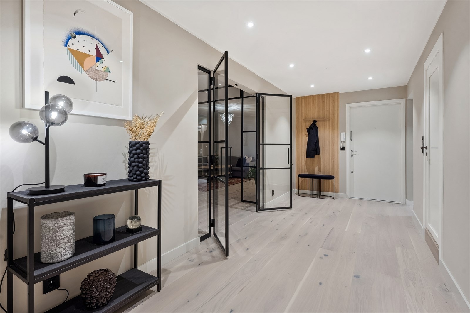 Innbydende hall med skreddersydd smijernsdør Galleribilde