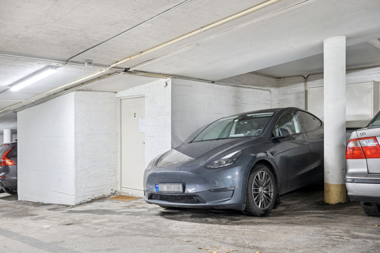 Garasjeplass med elbillader i samme etasje - her kommer du deg tørrskodd inn med få meter fra bildør til inngangsdør C Galleribilde