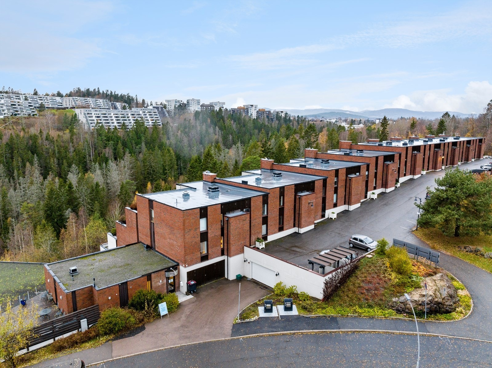 Innkjøringen til garasjeanlegget i samme bygg Galleribilde