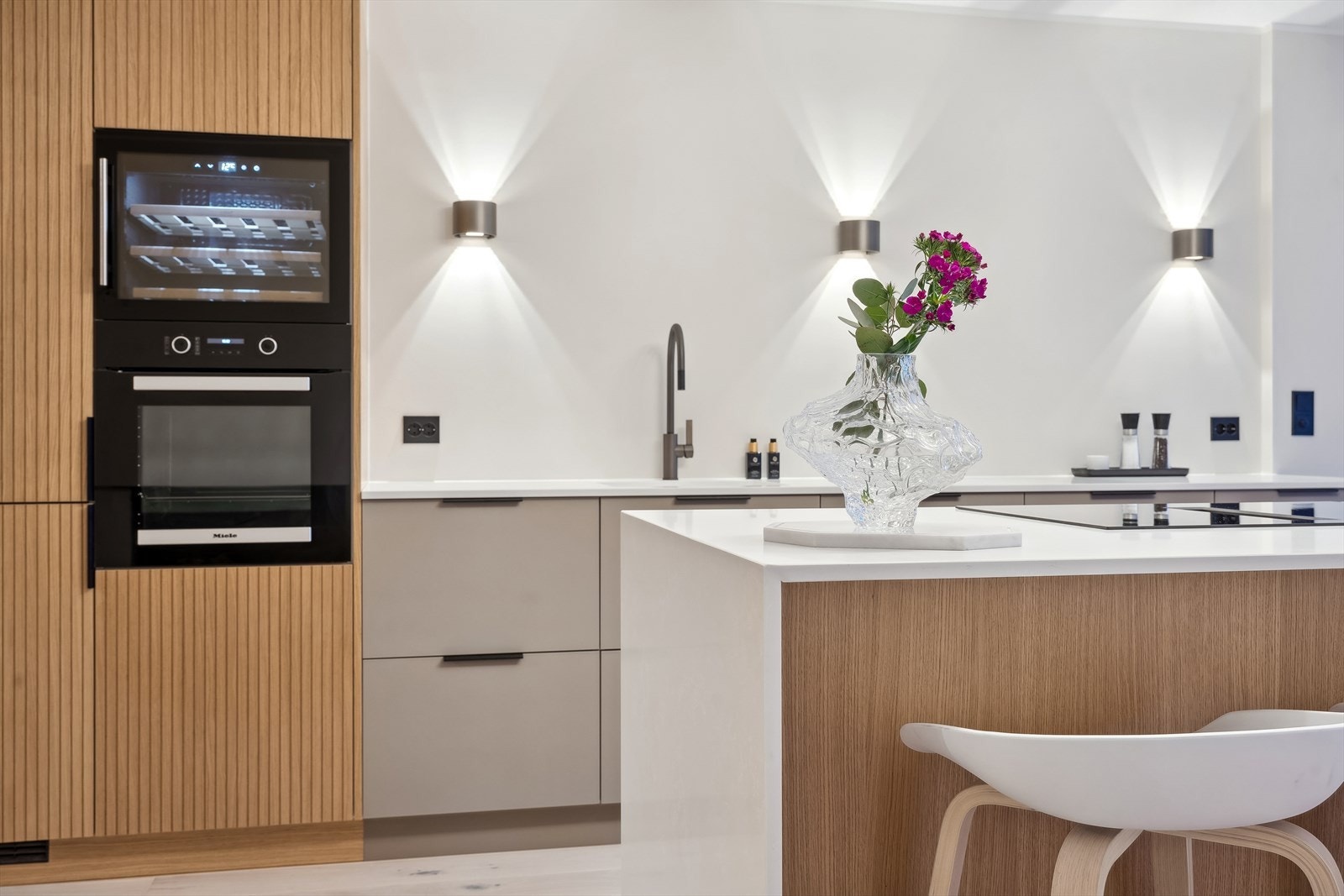 Leiligheten er nyoppusset i 2023. Det er integrert stekeovn, platetopp, oppvaskmaskin, kjøl/fryseskap og vinskap Galleribilde