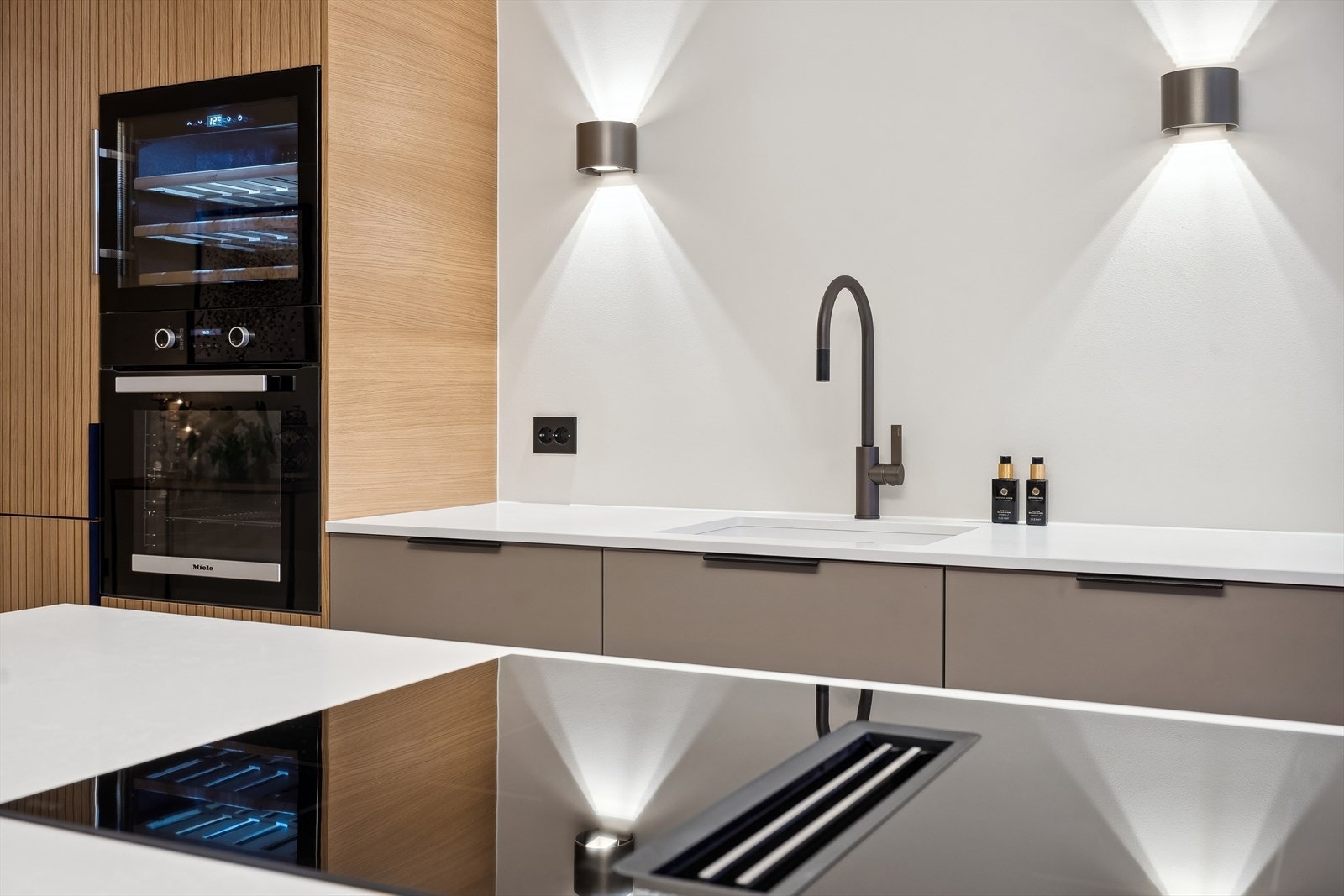 Kjøkken fra 2023 med ovn og koketopp fra Miele. Uttrekkbart kjøkkenarmatur fra Tapwell Galleribilde