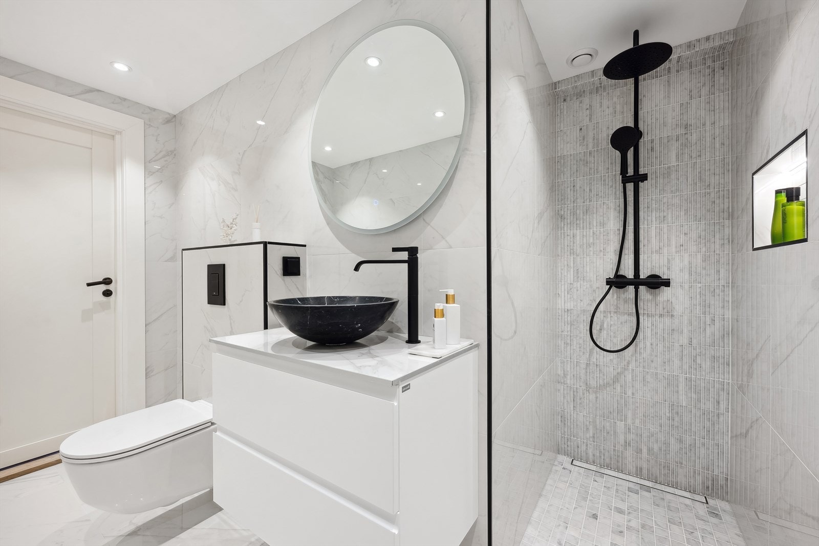 Unike bambuspinner i Carrara marmor på dusjveggen. Designsluk på begge bad Galleribilde