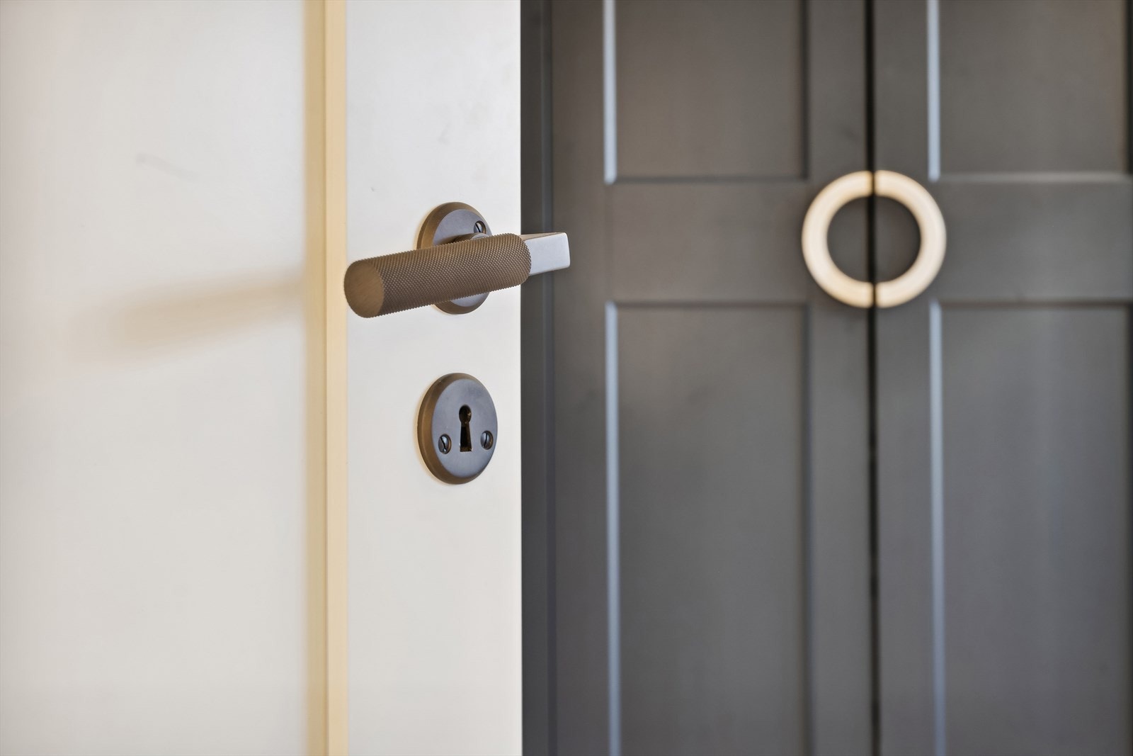 Eksklusive dørhåndtak i bronse fra R. Bergersen og garderobehåndtak fra Lovehandles Galleribilde