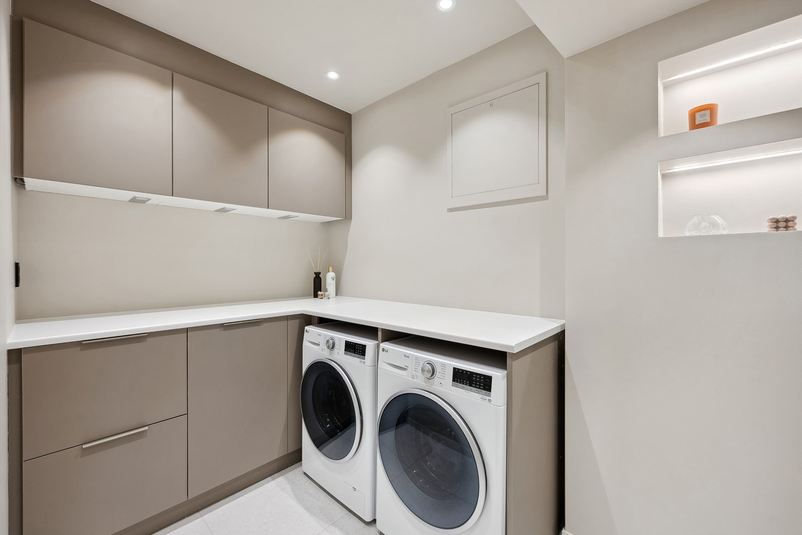 Vaskerom med innredning fra Kvik med god skapplass Galleribilde