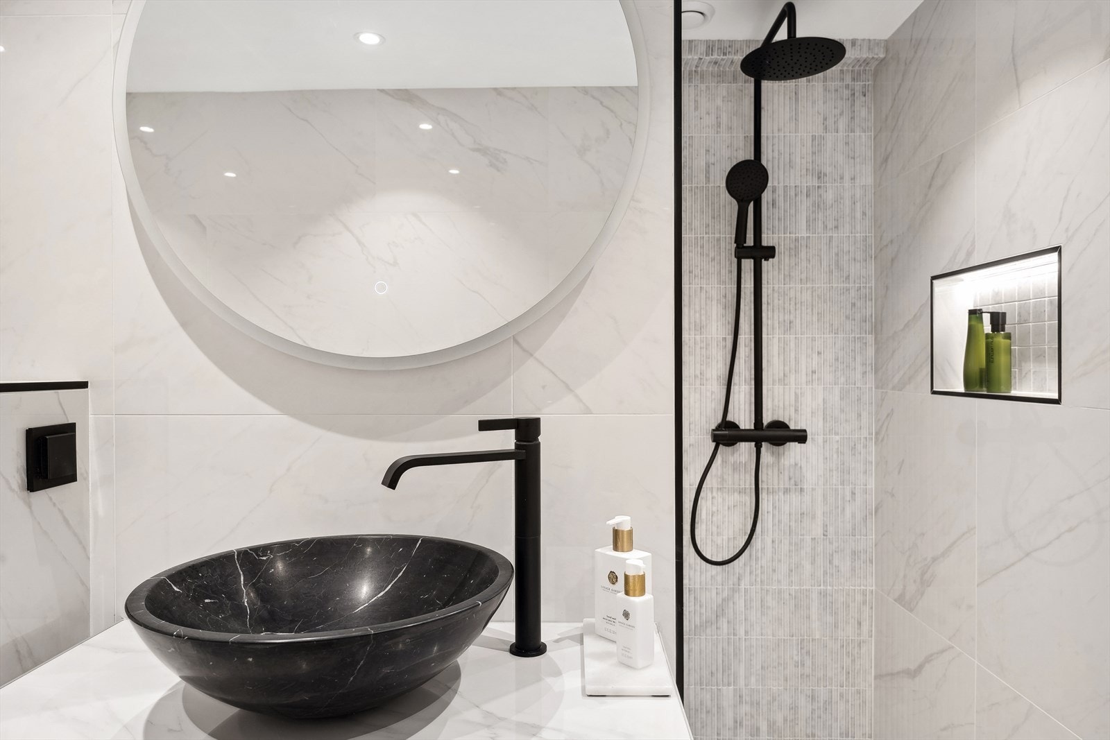 Lekker rund servant i sort marmor fra Ulfven og sort armatur fra Tapwell Galleribilde