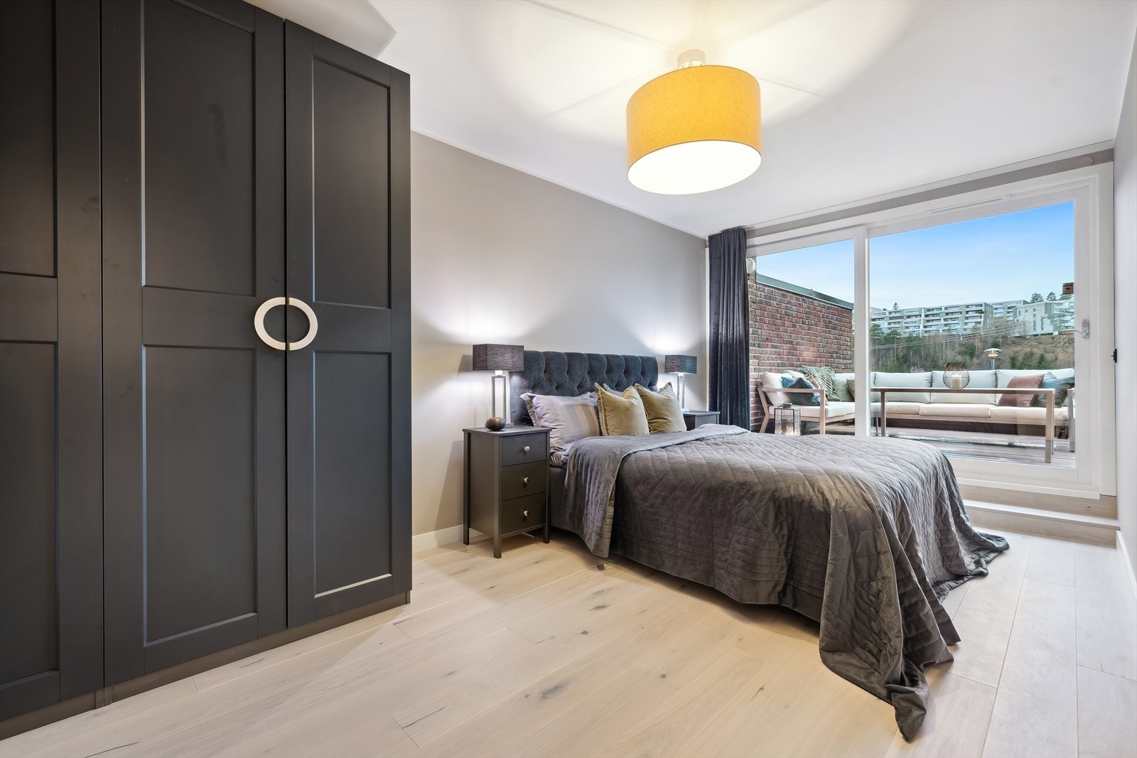 Hovedsoverom med god skapplass og utgang til terrasse Galleribilde