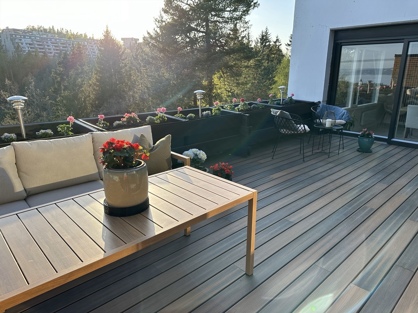 Det er utgang fra stuen og hovedsoverom til terrasse på ca. 28 kvm Galleribilde