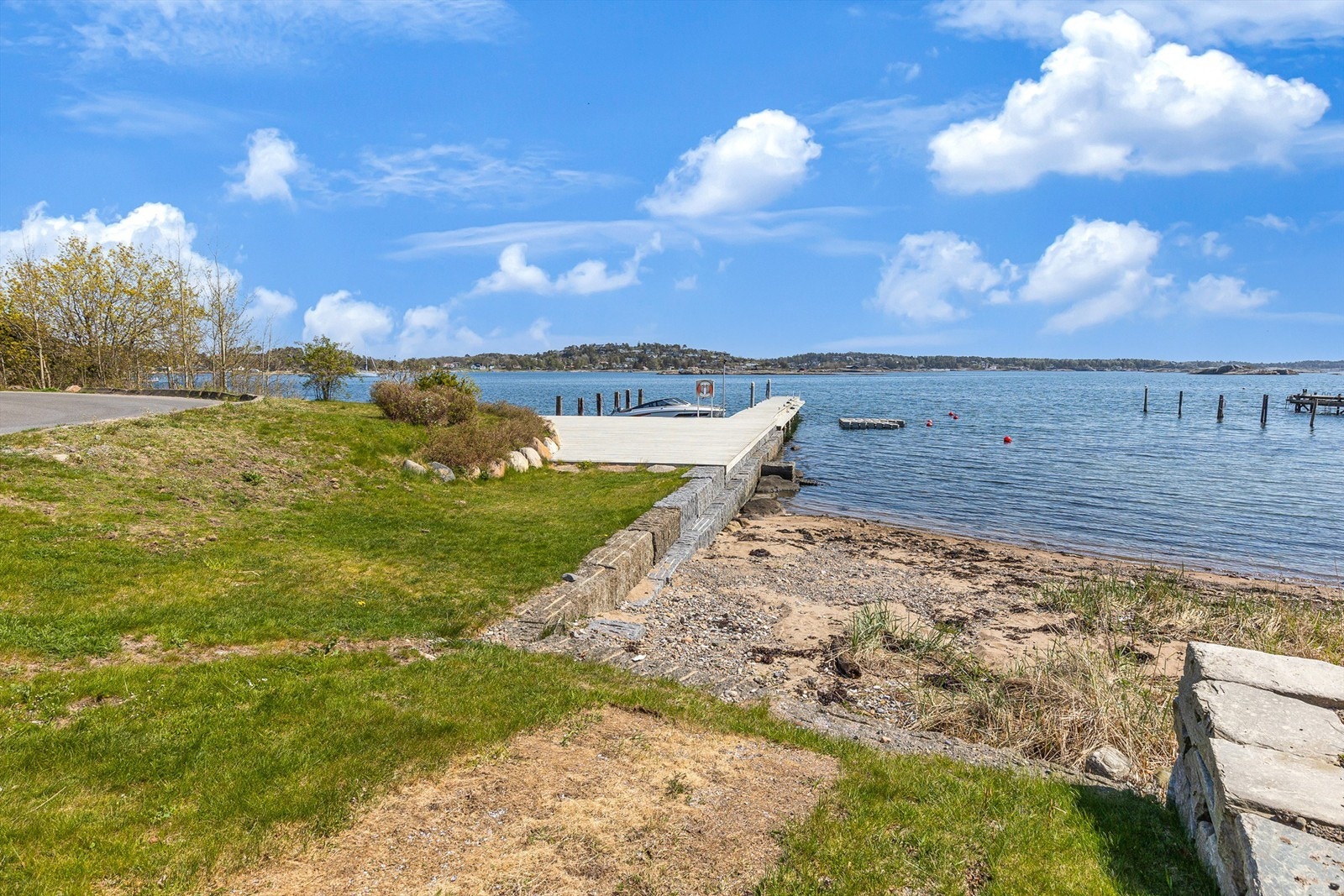 Selve bryggeanlegget fremstår som solid bygget, og like ved bryggeanlegget ligger det en liten strand som trygt kan kalles for sjarmerende Galleribilde
