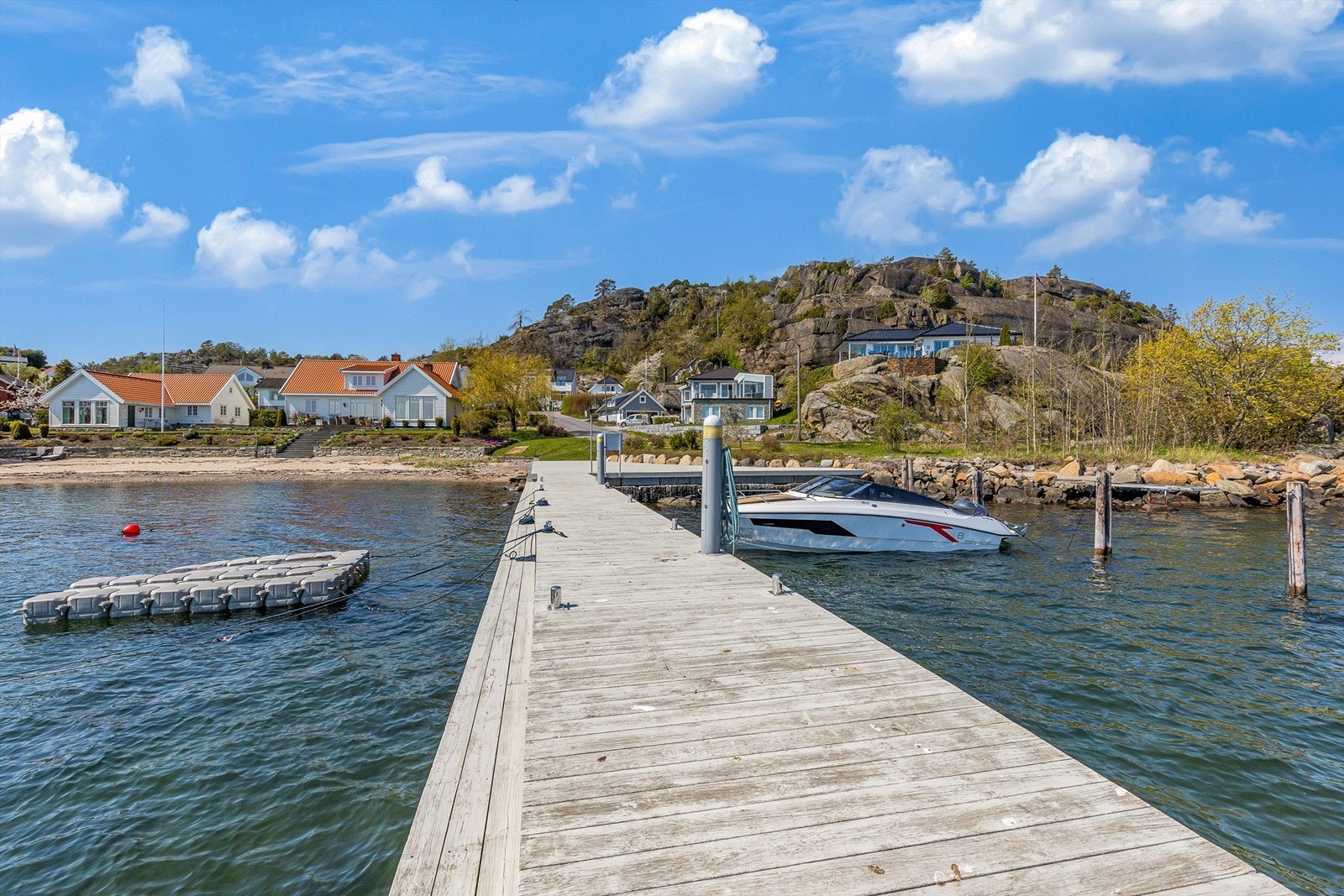 Det gjøres oppmerksom på at det er 1/4 av tomten som selges med 3 tilhørende båtplasser. 2 av båtplassene har god dybde, mens den siste plassen er mest egnet til jolleplass Galleribilde