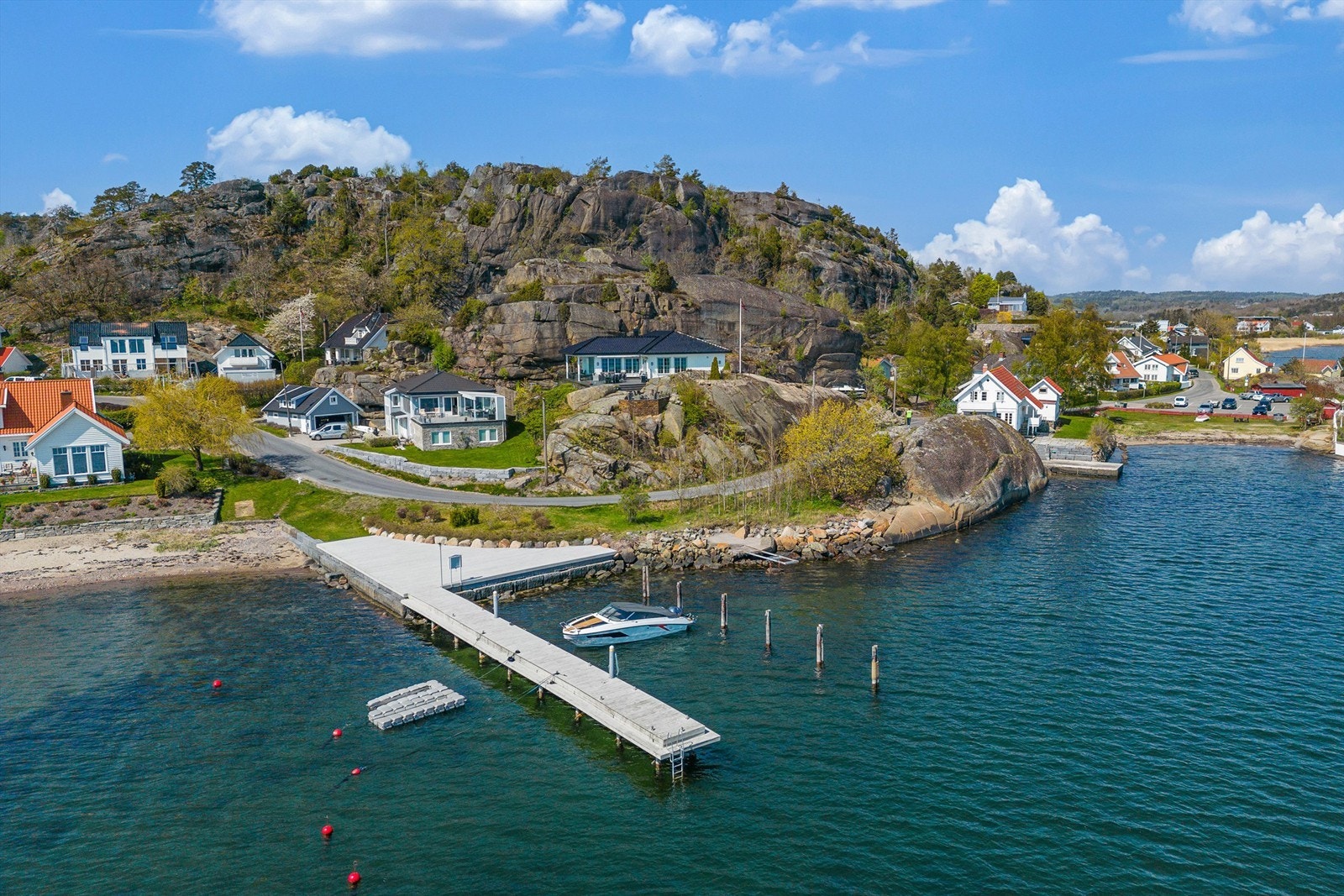 Velkommen til idylliske Lahellefjorden med utallige holmer, samt et mangfold av flotte badeplasser Galleribilde