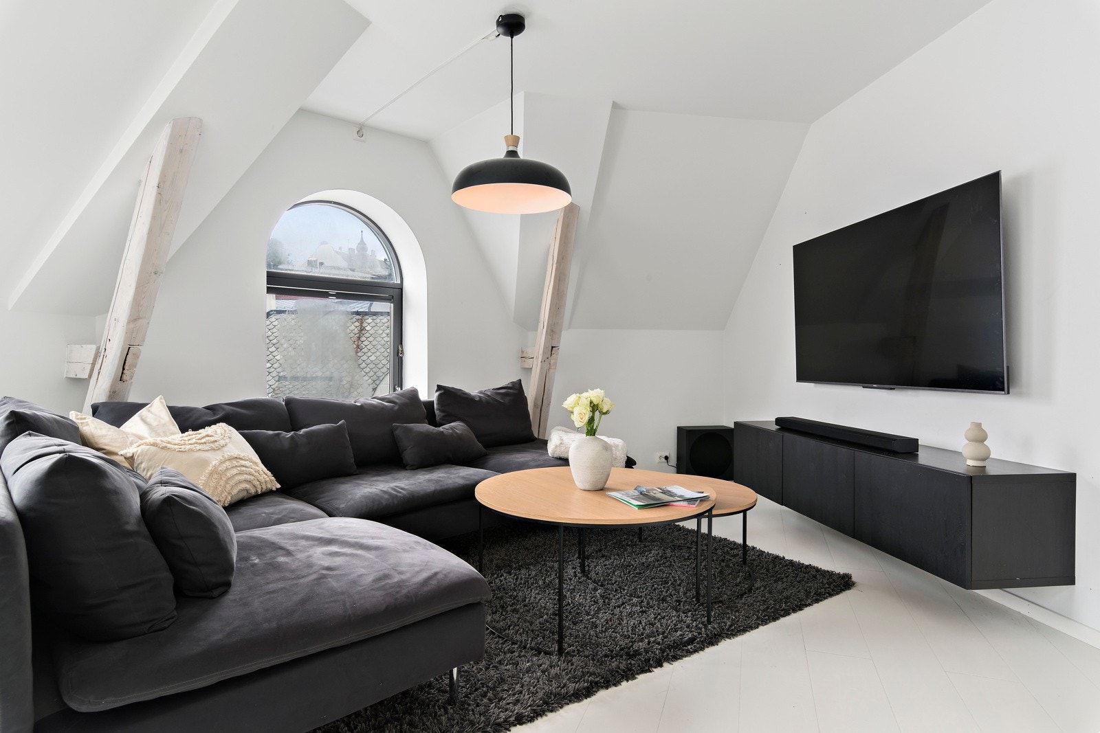 I den ene enden er det tillaget en fin tv-stue - Galleribilde