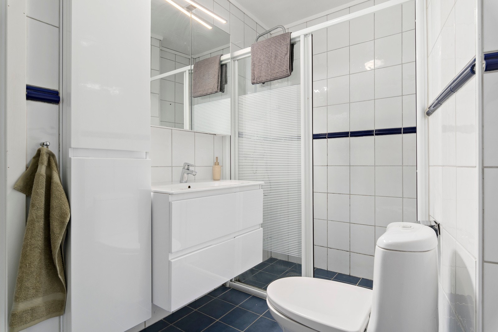 Badet er flislagt med varmekabler montert. For å få en strøken leilighet er nok dette neste på lista! Galleribilde