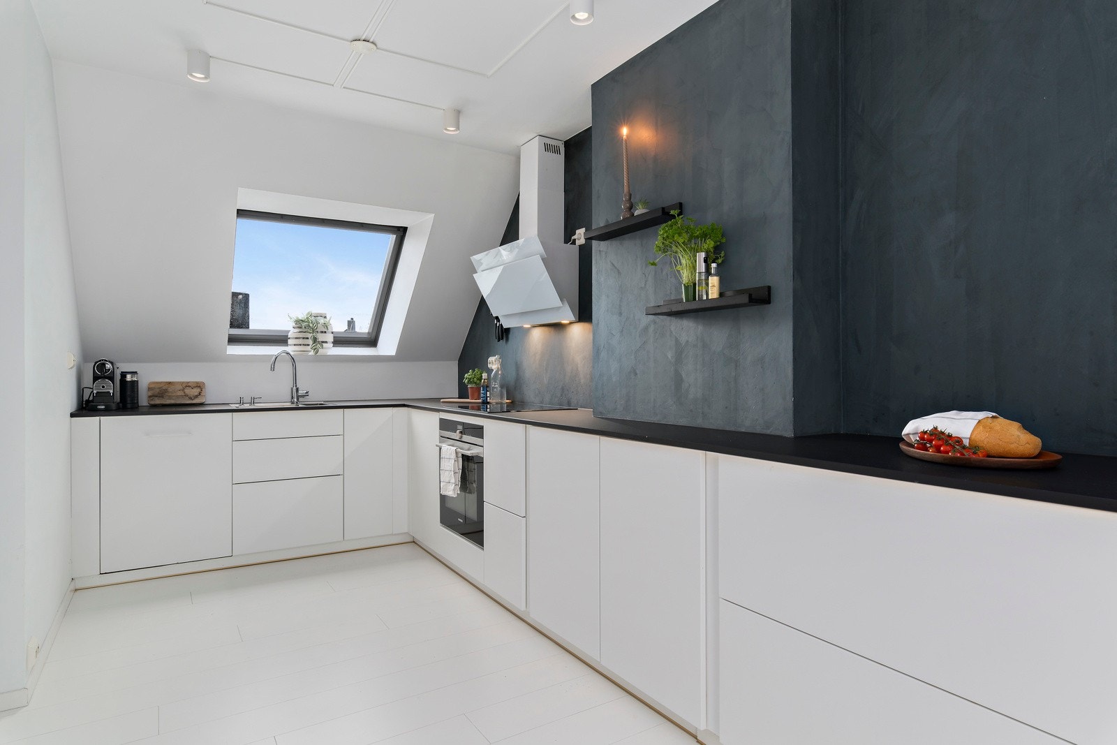 Kjøkkenet er av den romslige sorten med god benkeplass. Galleribilde