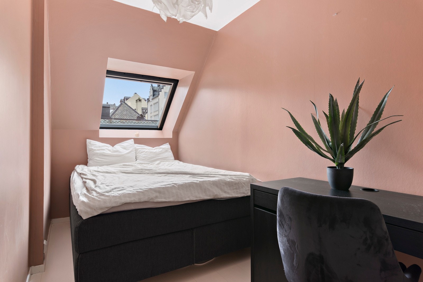 Like fullt er det montert solskjerming på soverom nummer to. Perfekt som gjesterom, barnerom eller hjemmekontor. Galleribilde