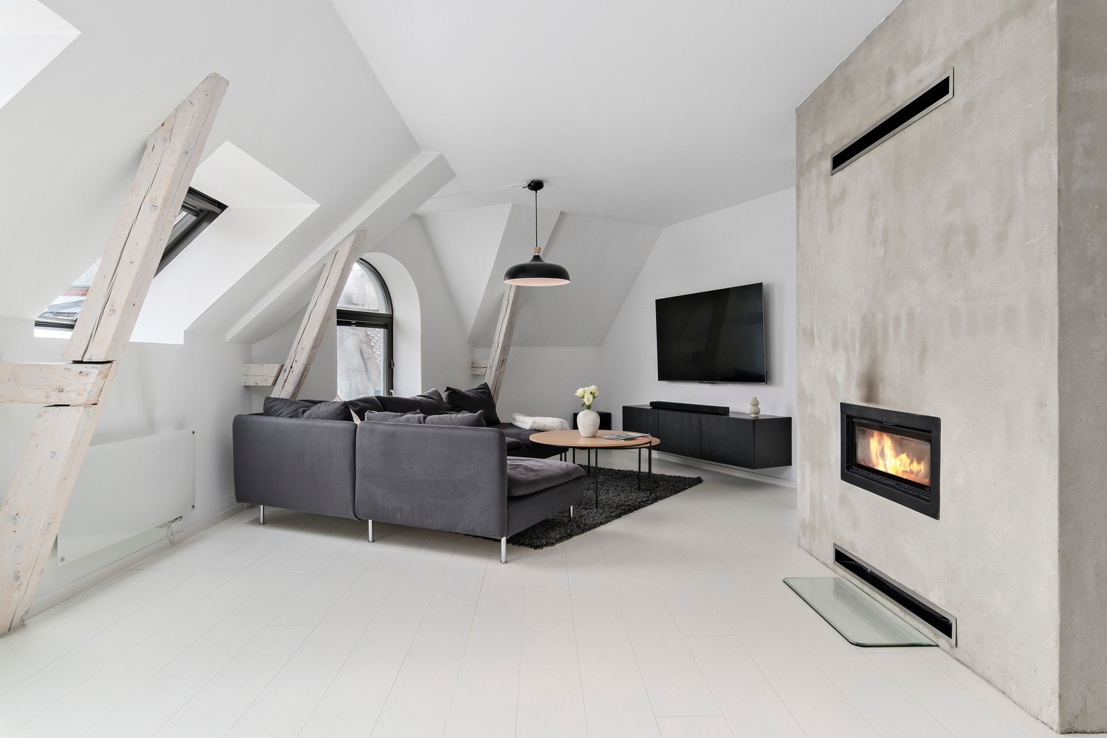 Leiligheten har gleden av denne særdeles lekre peisen. Denne varmer fint og er samtidig et møbel i seg selv. Galleribilde